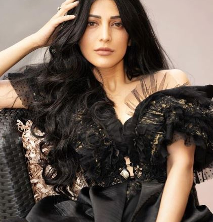 Shruti Haasan breaks into an impromptu performance at a restaurant in London