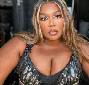 Lizzo removes skirt on-stage, slips into lace-up black leather bodysuit